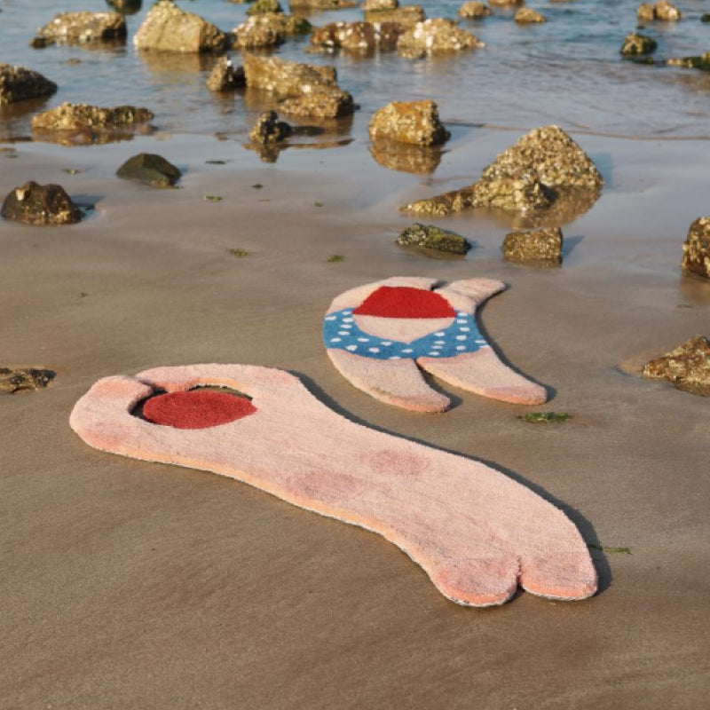 Tapis d'appoint pour fille prenant un bain de soleil #3