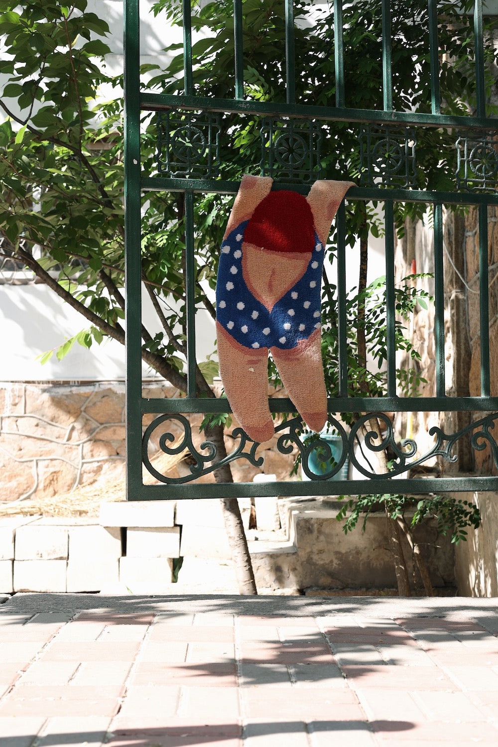 Tapis d'appoint pour fille prenant un bain de soleil #2