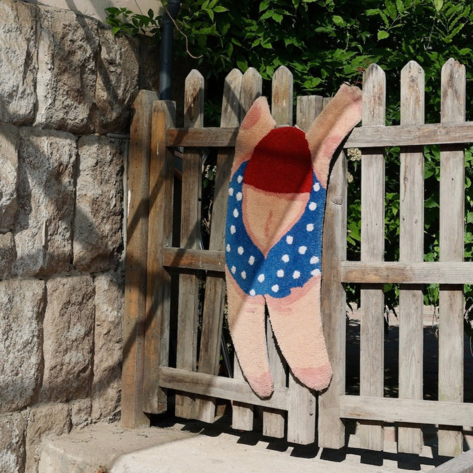 Tapis d'appoint pour fille prenant un bain de soleil #2