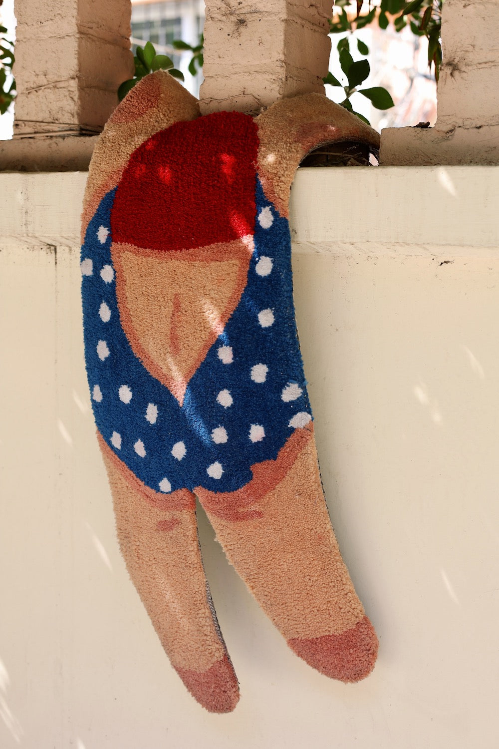 Tapis d'appoint pour fille prenant un bain de soleil #2