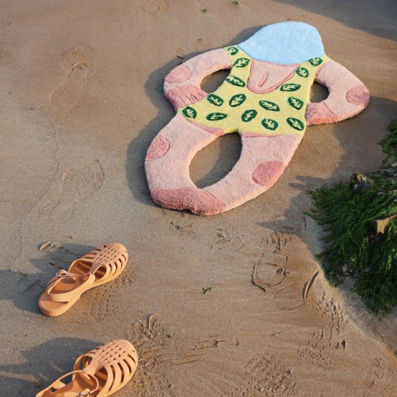 Tapis d'appoint pour fille prenant un bain de soleil #4